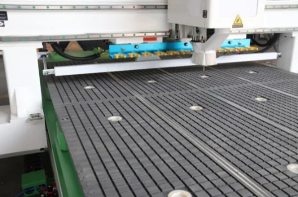Фрезерно-гравировальный станок с ЧПУ с вакуумной подготовкой WoodTec СН-2030W MAX (380V): фото 3