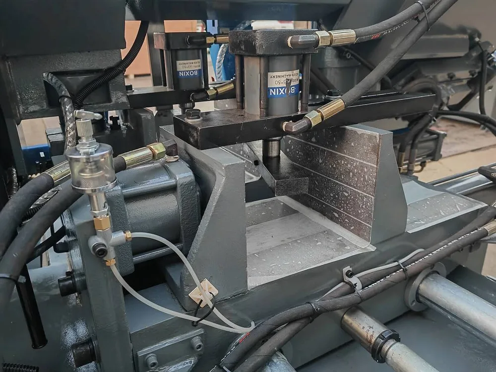 MetalTec BS 300 CA автоматический колонный ленточнопильный станок: фото 4