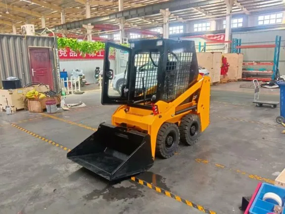 Мини-погрузчик со скидом (поворотной платформой) S-25 СтанкоЛес: фото 4